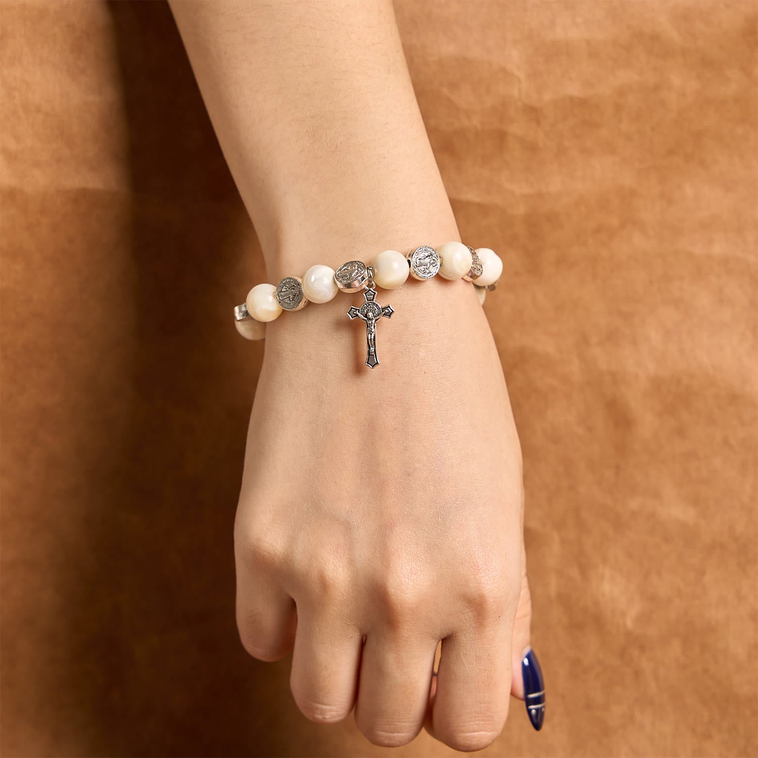 アクセサリー AlchemyGothic A62RAZOR-WRIST Christianartworkshop White Beads Crucifix Bracelet: A Stylish
