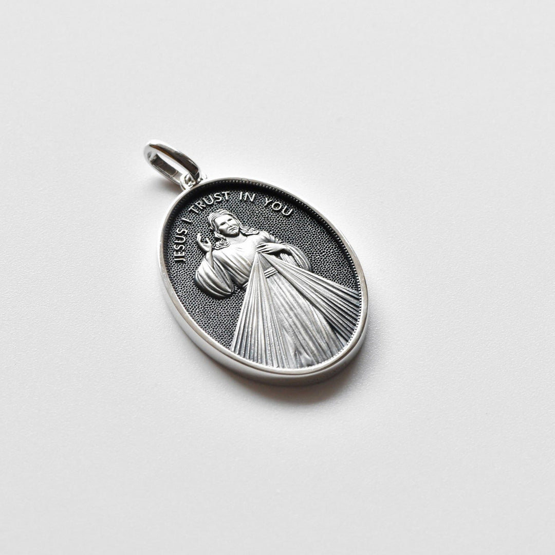 Christianartworkshop Antique Style Sterling Silver Antique Divine Mercy Jesus Oval Medal Necklace - image 3