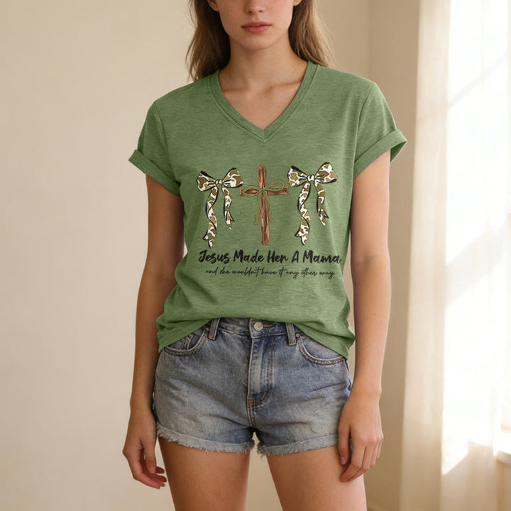 Christianartworkshop Jesus Made Her A Mama And She Wouldn't Have It Any Other Way Casual V-neck T-shirt - image 3