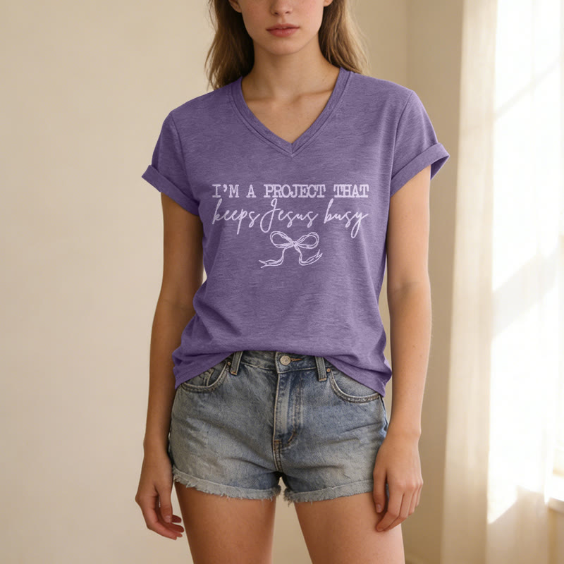 Christianartworkshop "I’m A Project That Keeps Jesus Busy" Bow Script Casual V-neck T-shirt - image 3